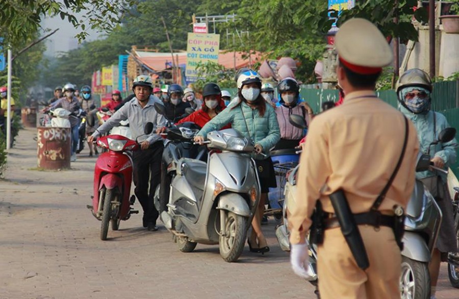 Những hình ảnh lạ lùng trên phố dắt xe đi bộ duy nhất ở Việt Nam